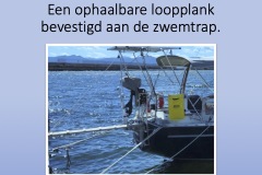 Een-ophaalbare-loopplank-bevestigd-aan-de-zwemtrap