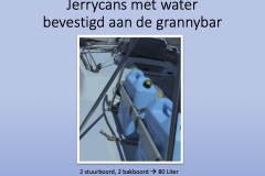 Jerrycans-met-water-bevestigd-aan-de-grannybar